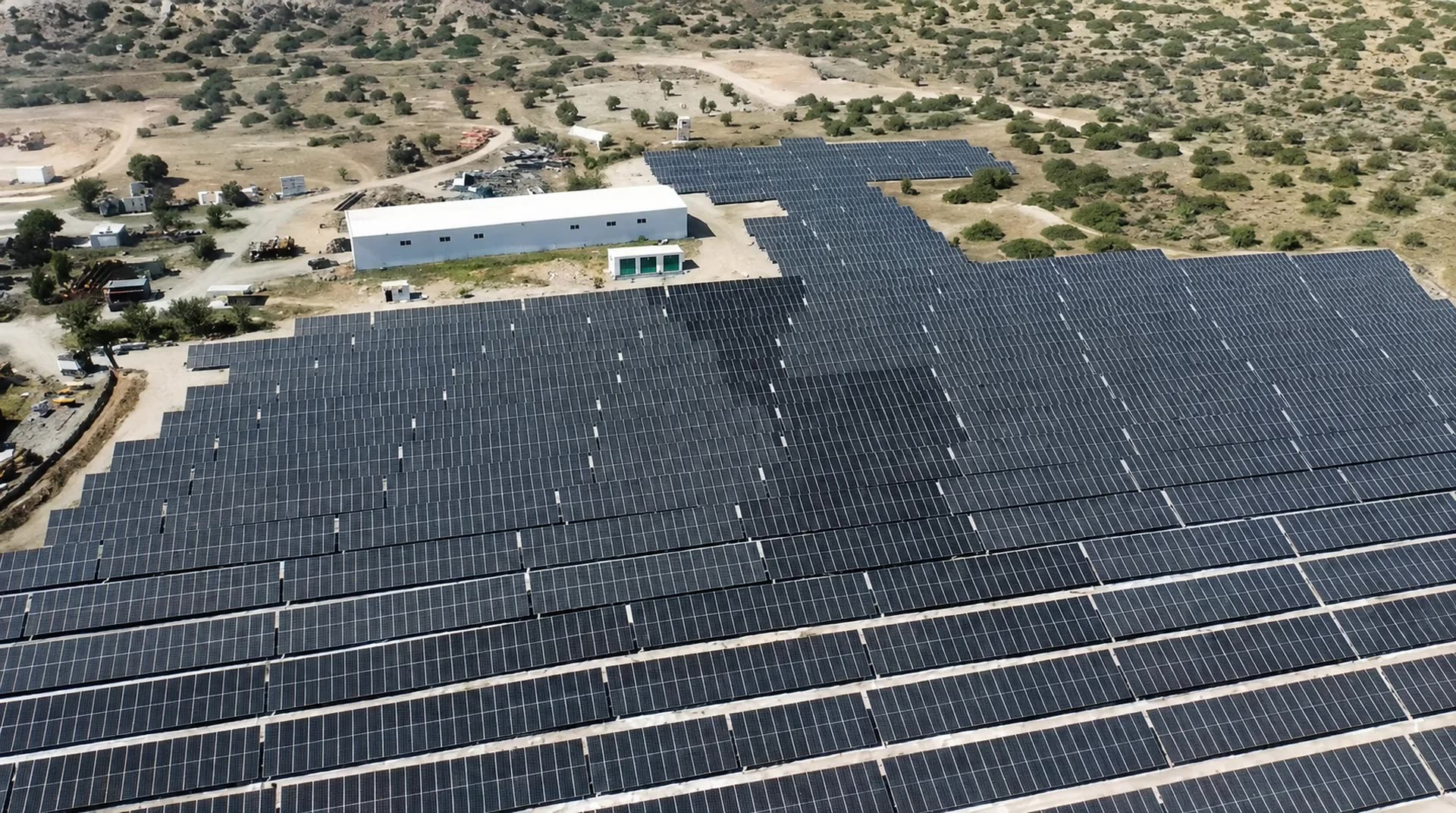 Tepeden çekilmiş geniş güneş enerjisi santrali sahası